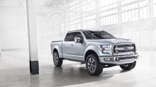 Серебристый Ford Atlas Concept в ярком светлом помещении, Форд Атлас на белом фоне